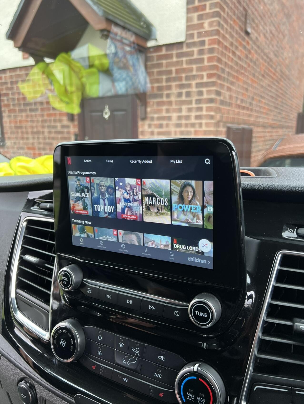 YouTube och Netflix AI-box för Toyota