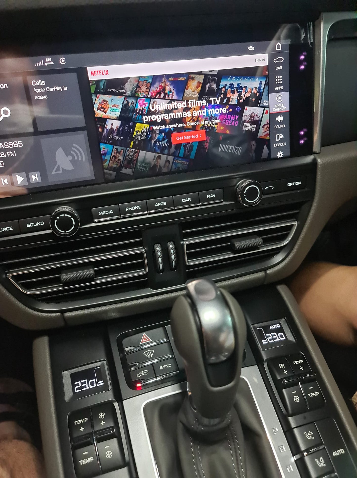 YouTube och Netflix AI-box för Porsche