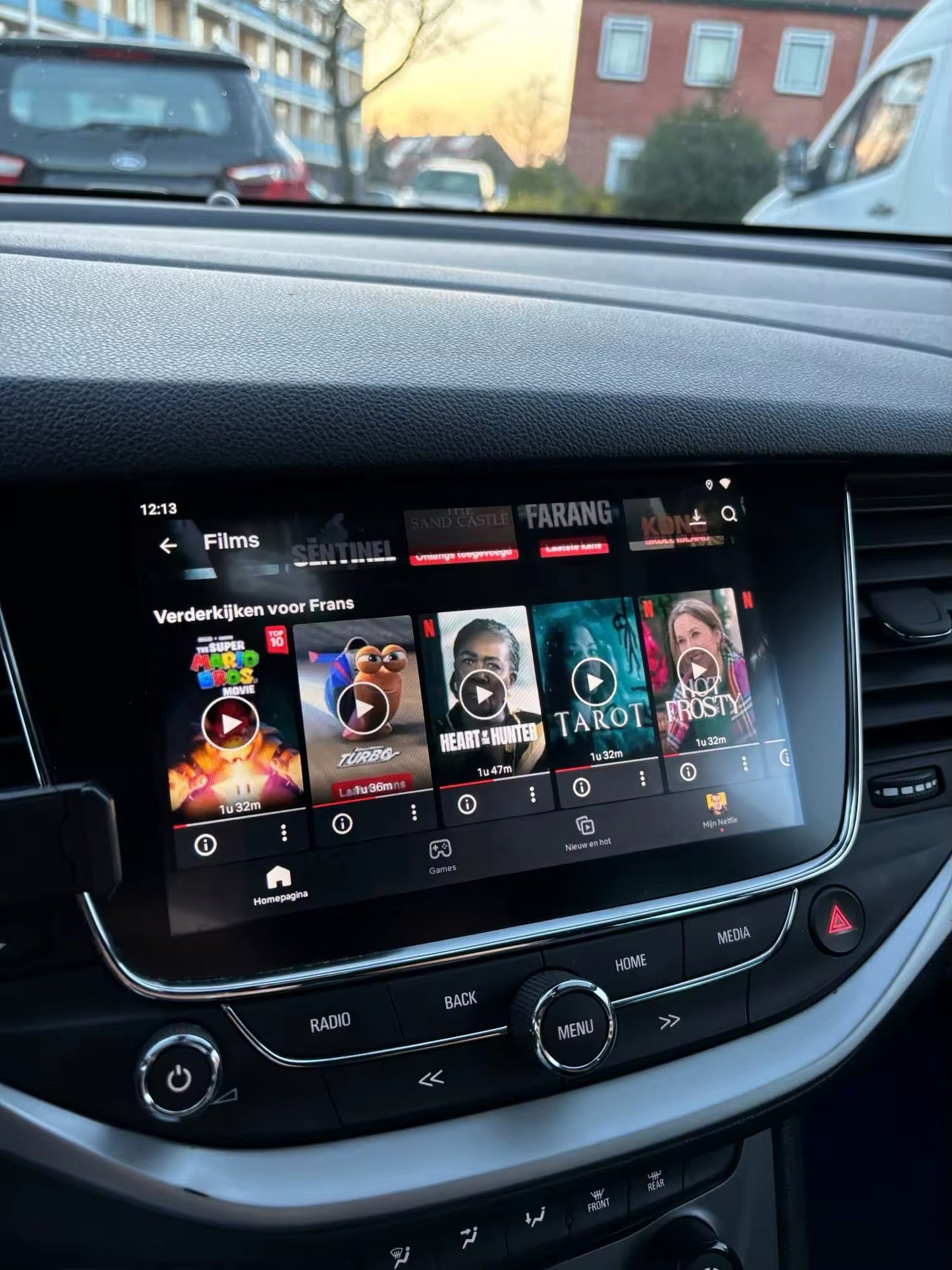 YouTube och Netflix AI-box för Opel